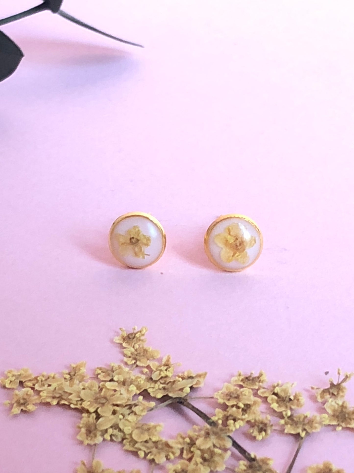 puces d'oreilles en résine et fleurs naturelles