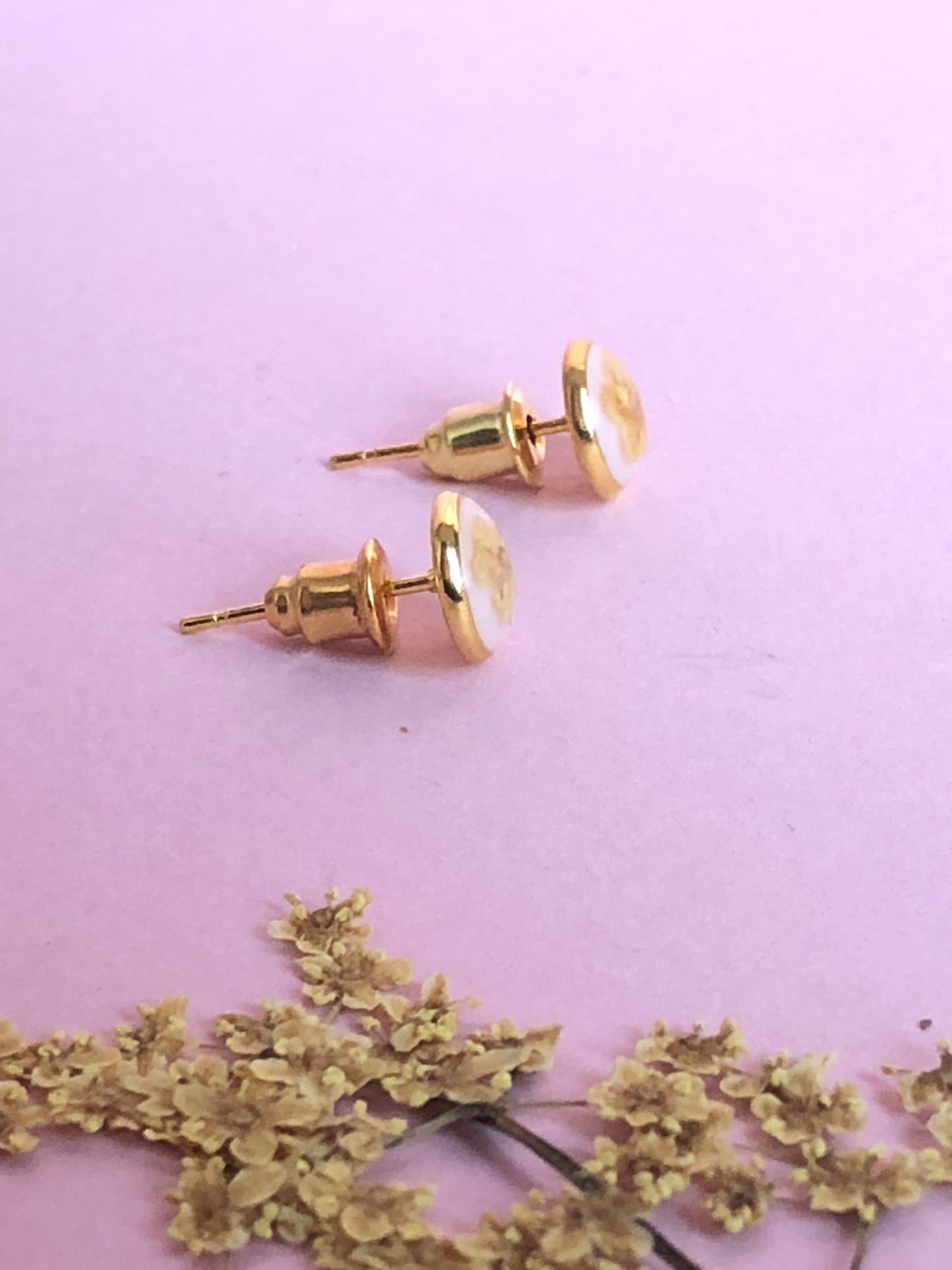 puces d'oreilles en résine et fleurs naturelles fleurs de sureau jaune