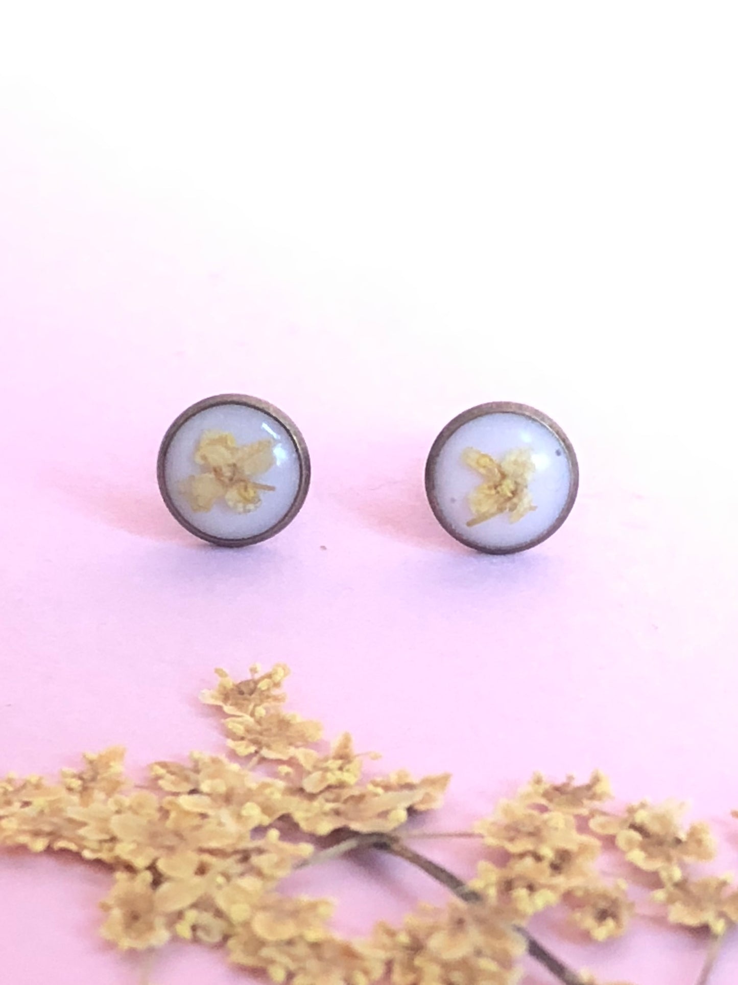 puces d'oreilles en résine et fleurs séchées