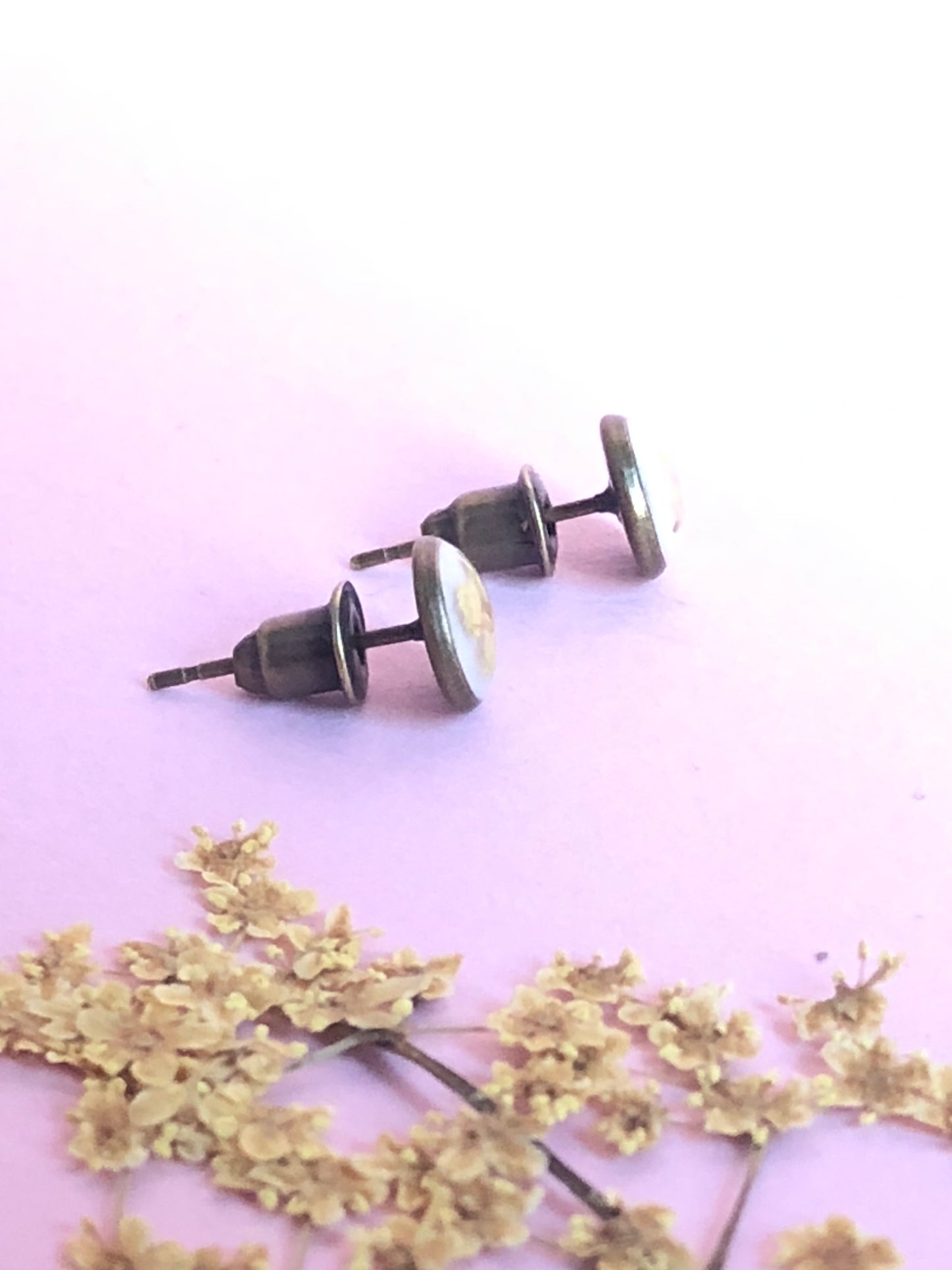 puces d'oreilles en résine et fleurs naturelles