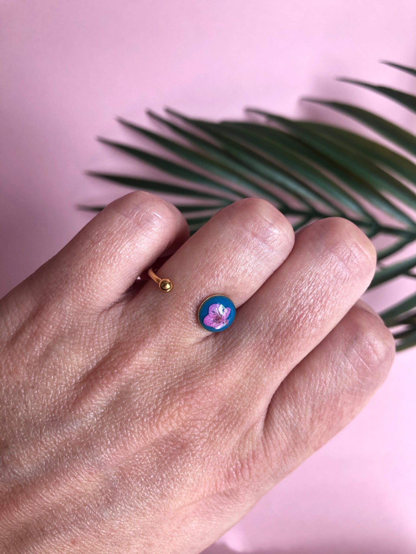 bague acier inoxydable couleur or en résine fond bleu et fleur d'alysse roe