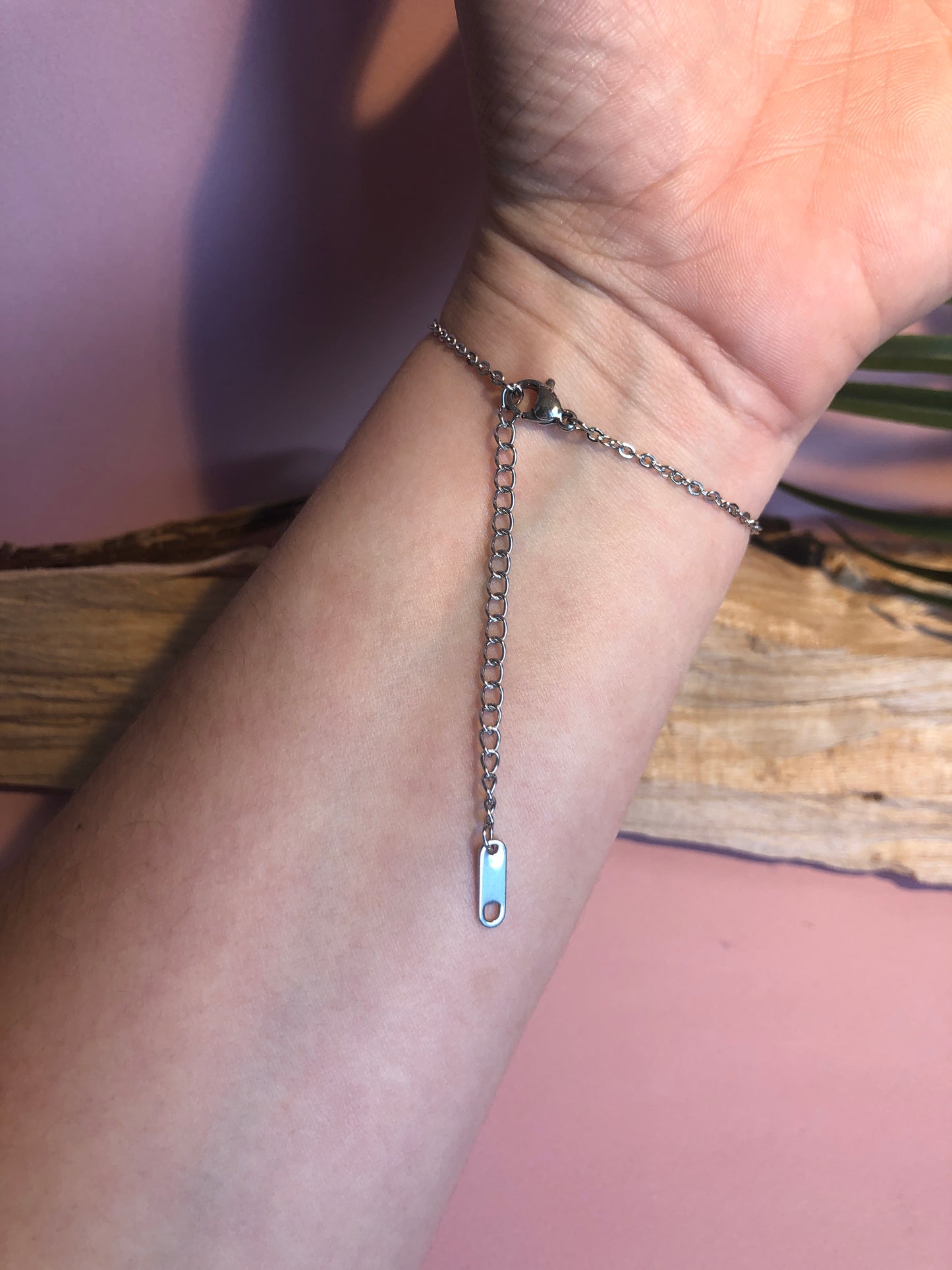 bracelet chaine médaillon en résine et feuille de mimosa