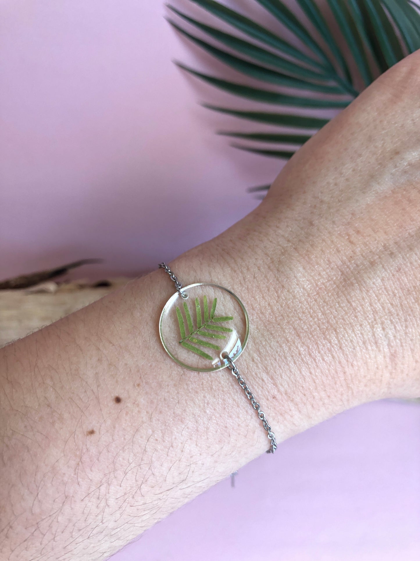 bracelet en résine et feuilles de mimosa