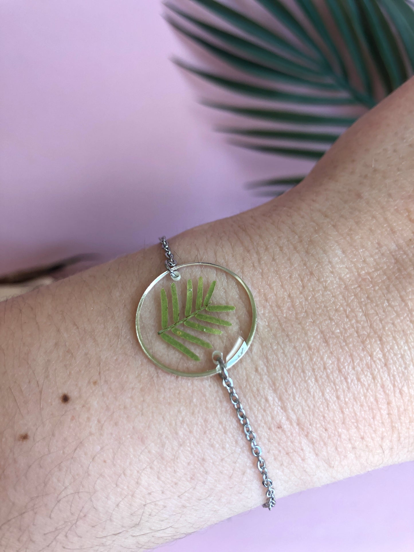 bracelet en résine avec fleurs naturelles