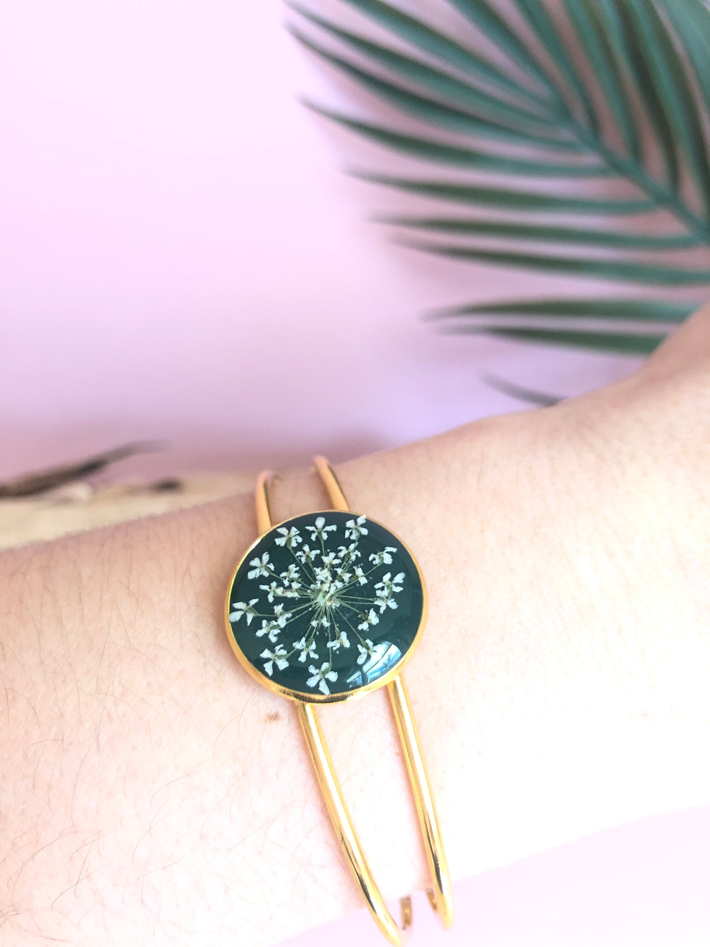 bracelet jonc doré en résine et fleurs naturelles