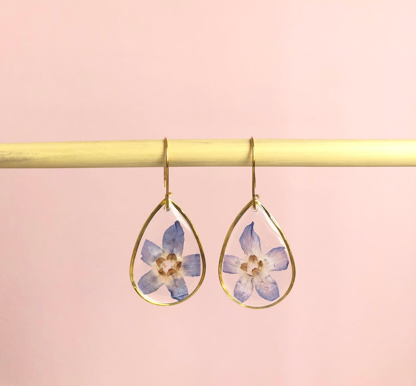 boucles d'oreilles orme goutte en résine et fleur de bourrache