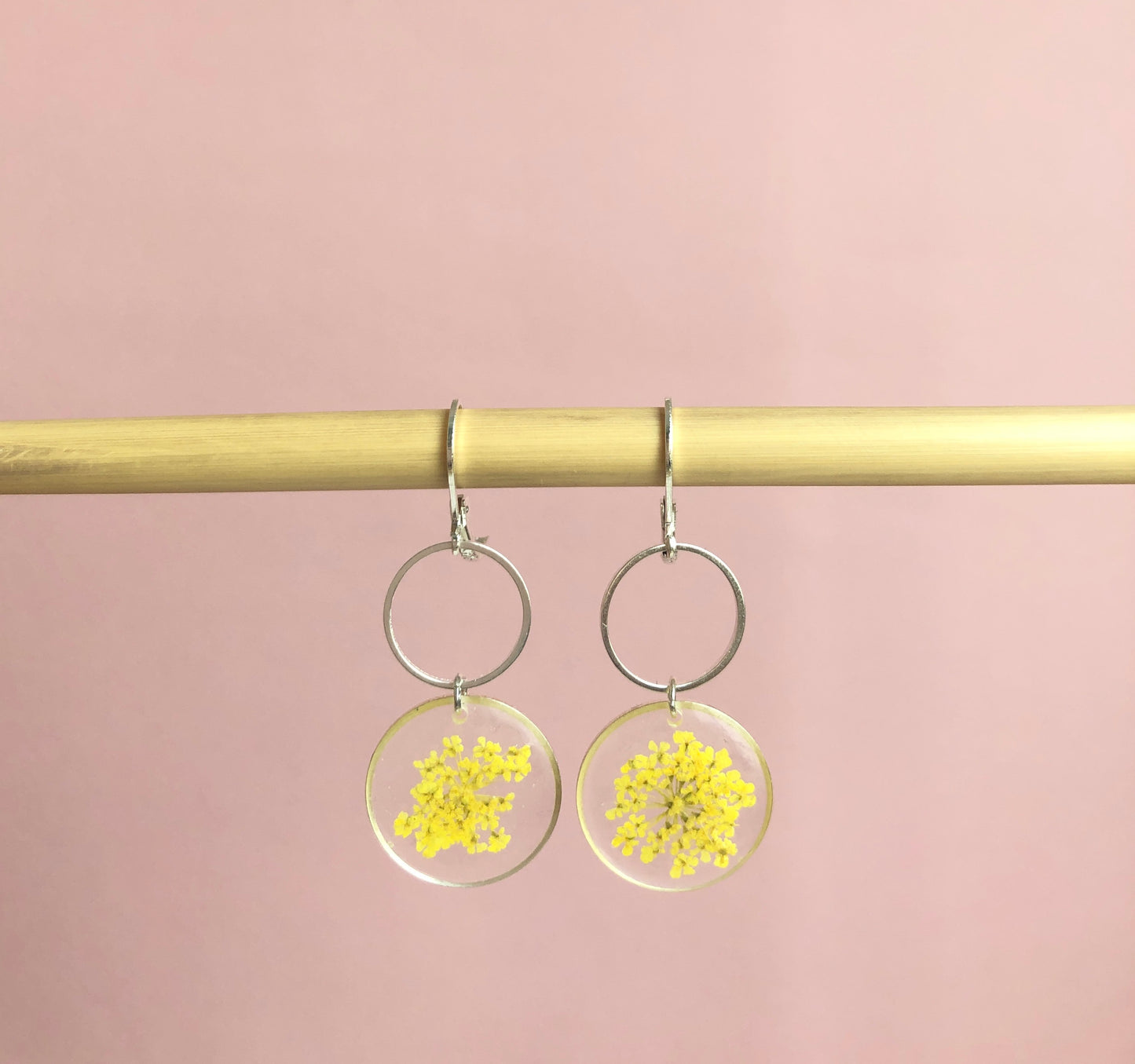 boucles d'oreilles femme ronde en résine et fleur jaune