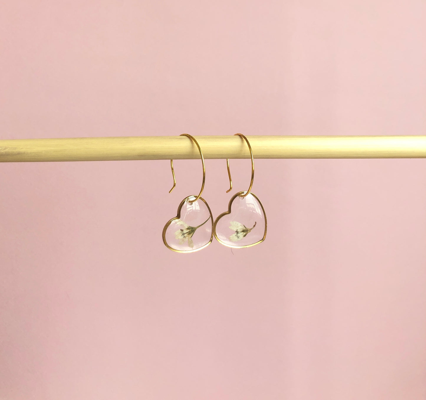 boucles d'oreilles forme coeur avec fleurs lysimaque et résine