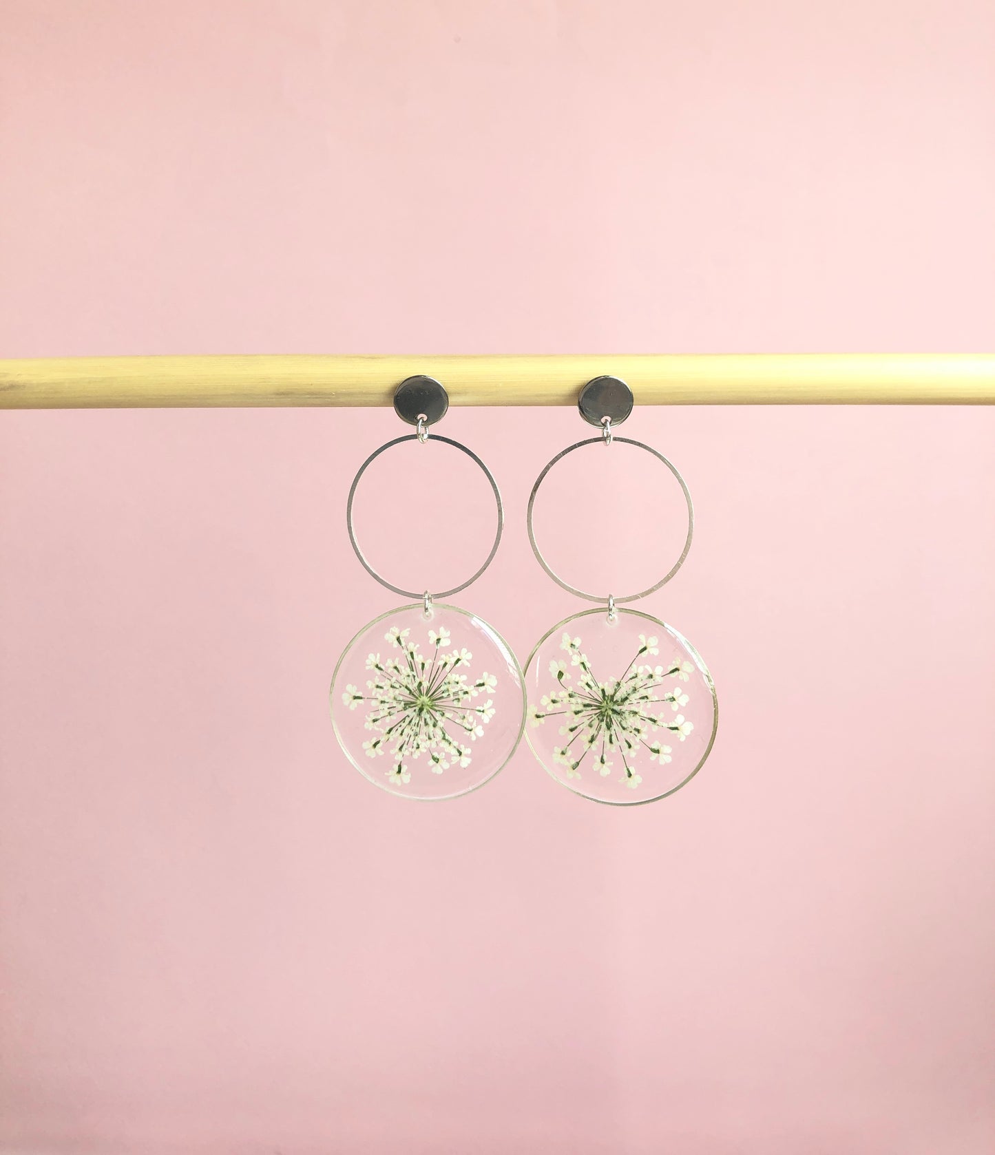 boucles d'oreilles femme double anneaux en résine et fleurs naturelles