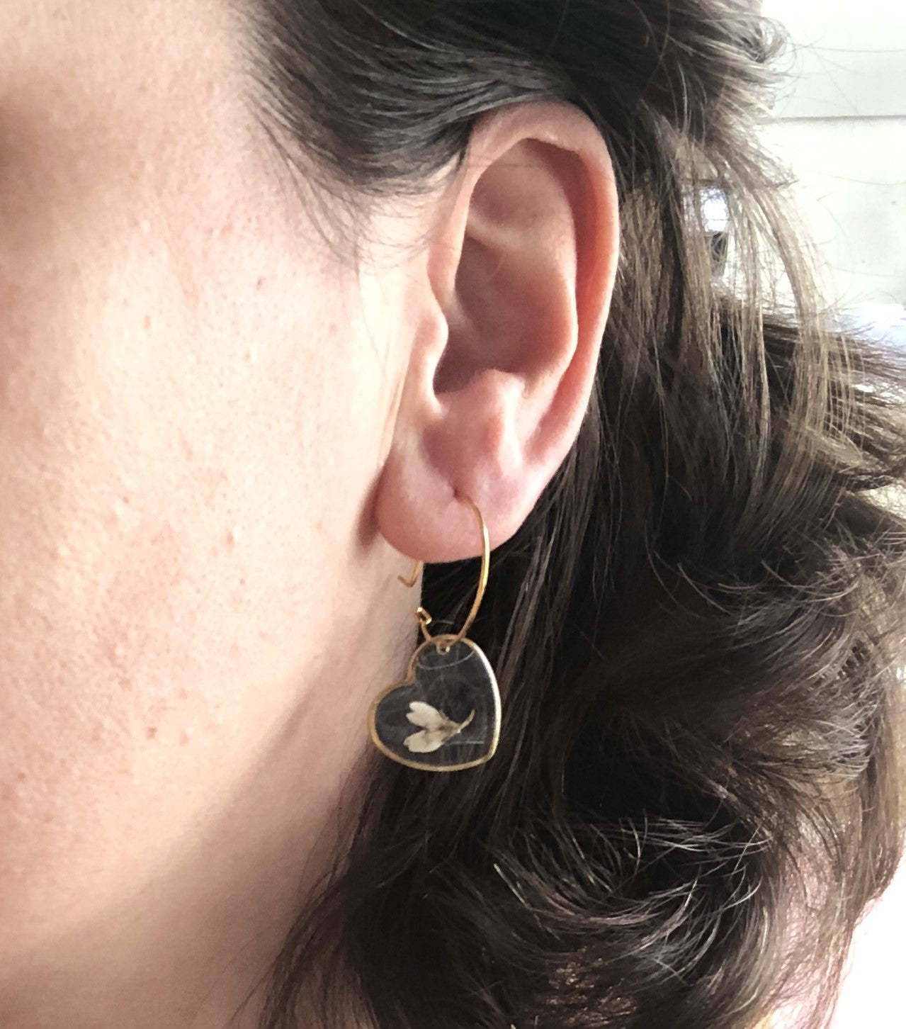 boucles d'oreilles femme forme coeur fleurs lysimaque et résine