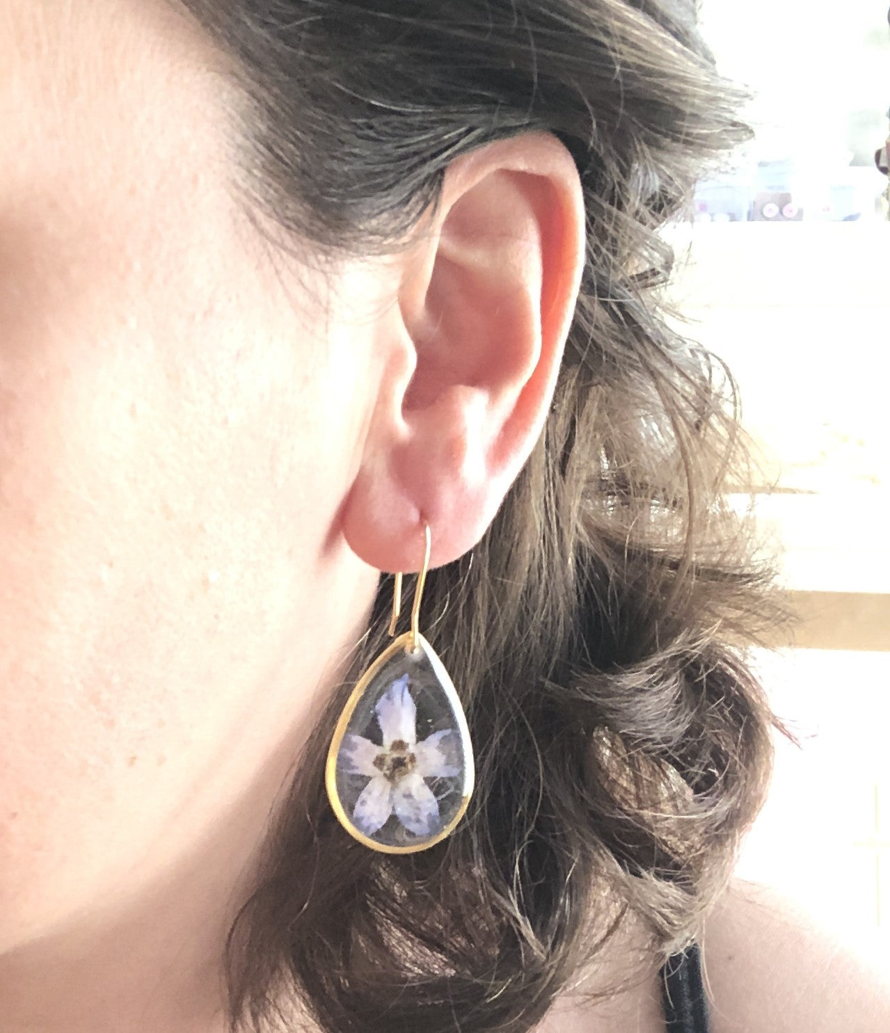boucles d'oreilles femme goutte en résine et fleurs naturelles
