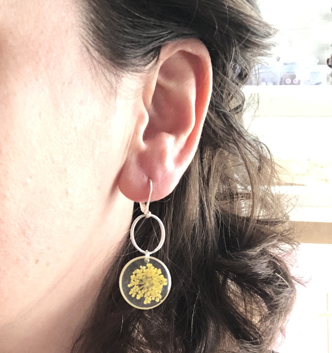 boucles d'oreilles femme fleur jaune et résine
