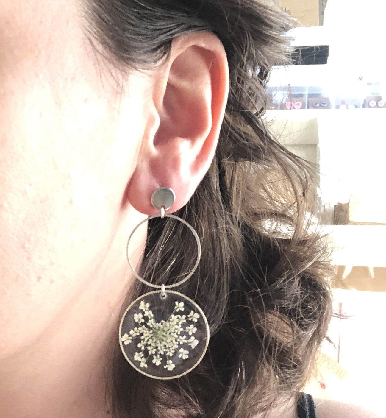 boucles d'oreilles femme ronde fleurs et résine