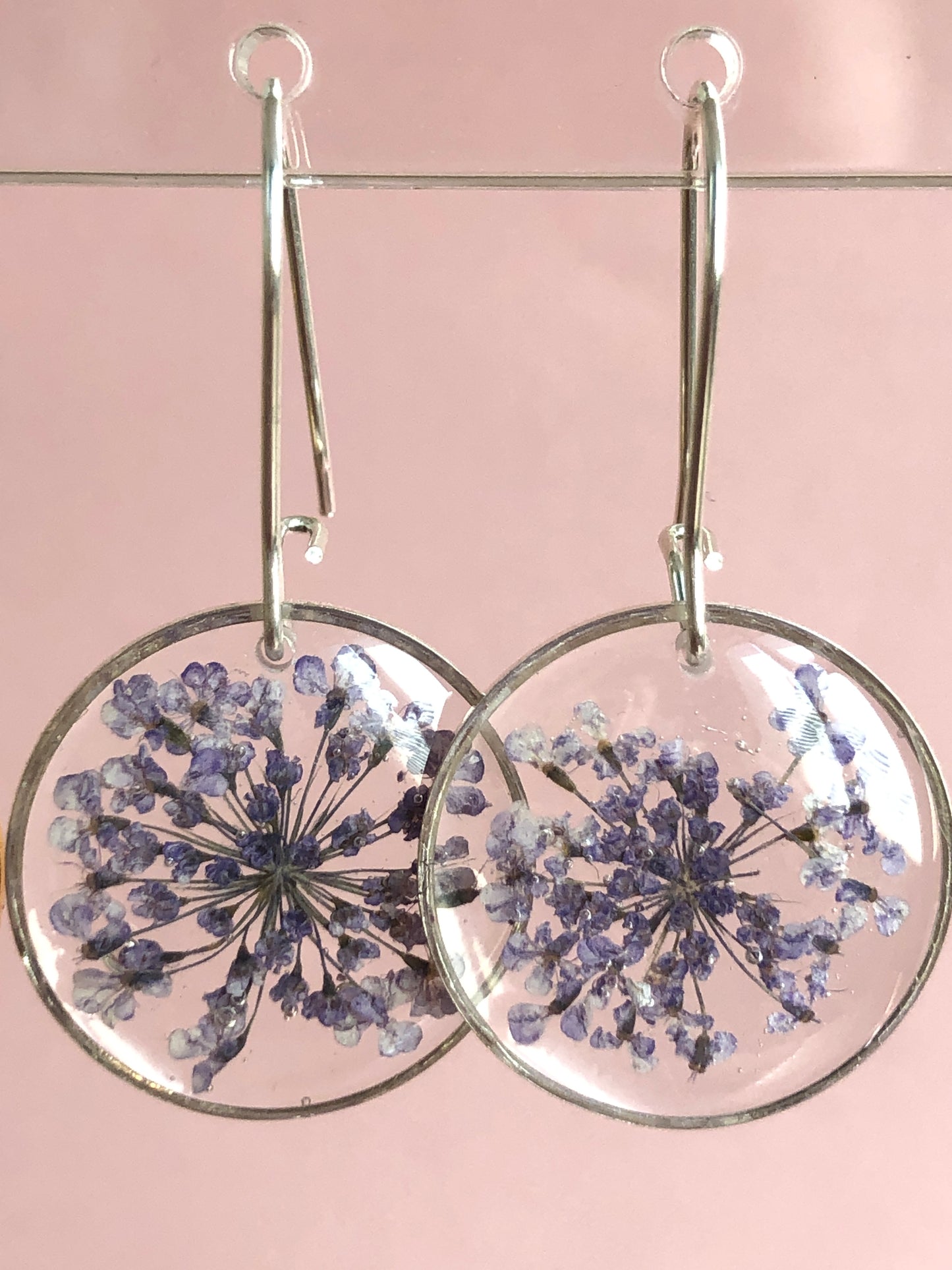 boucles d'oreilles femme ronde en résine avec fleurs intégrées