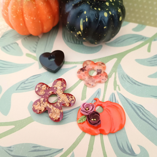 sister box boucles d'oreilles pampilles charm interchangeable fleur coeur citrouille automne resine fimo argile polymère noir orange bordeaux or vert d'eau leopard bleu sable beige etoile creoles bijoux blossom