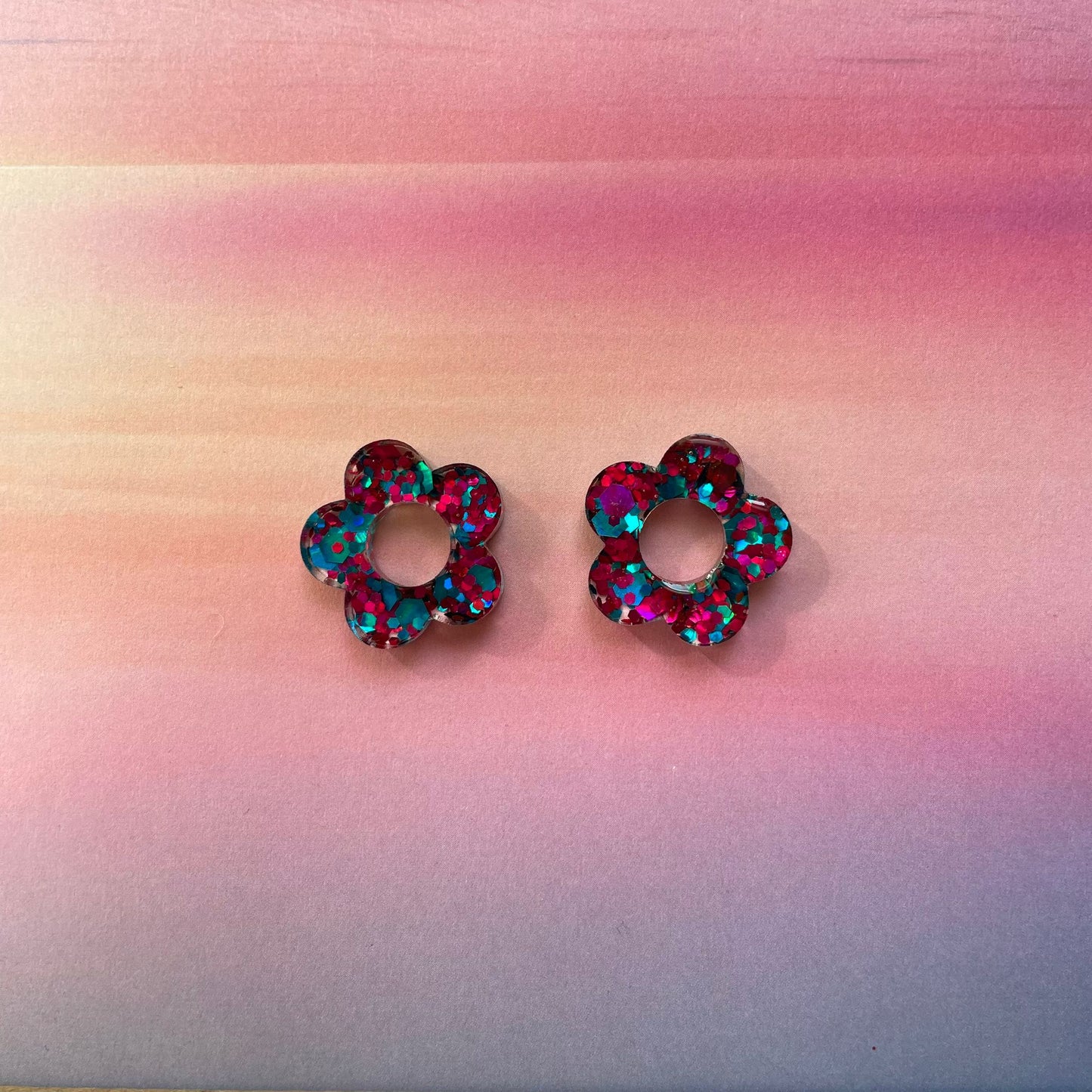 bijoux boucles d'oreilles créoles acier inoxydable ronde ovales rectangle doré argenté charm pampille fleur resine paillettes bleu brillant violet multicolore pastel vert jaune noir blanc nacré rose turquoise fuchsia orange sirène rouge néon BLOSSOM
