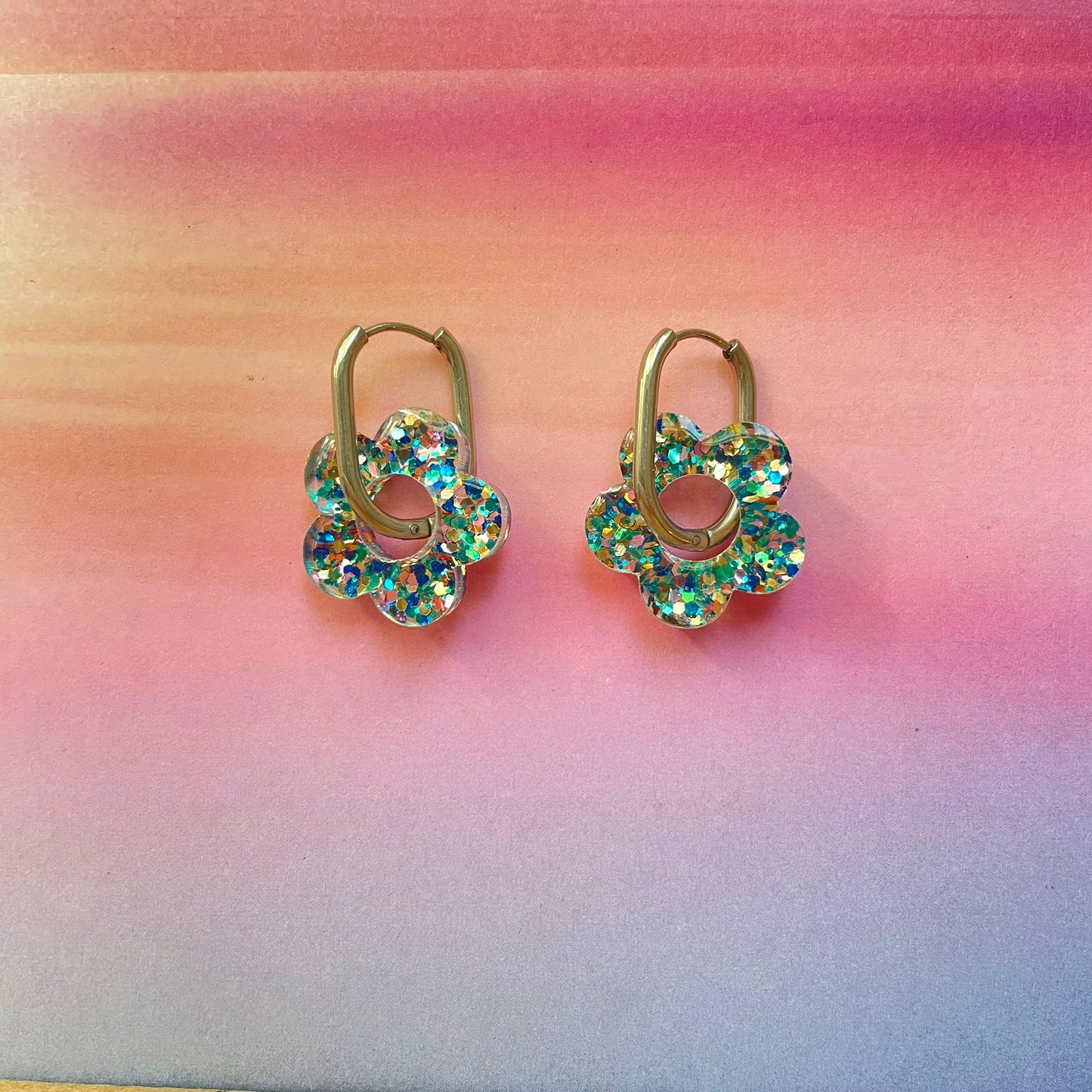 bijoux boucles d'oreilles créoles acier inoxydable ronde ovales rectangle doré argenté charm pampille fleur resine paillettes bleu brillant violet multicolore pastel vert jaune noir blanc nacré rose turquoise fuchsia orange sirène rouge néon