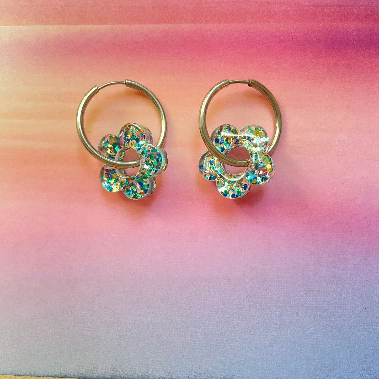 bijoux boucles d'oreilles créoles acier inoxydable ronde ovales rectangle doré argenté charm pampille fleur resine paillettes bleu brillant violet multicolore pastel vert jaune noir blanc nacré rose turquoise fuchsia orange sirène rouge néon