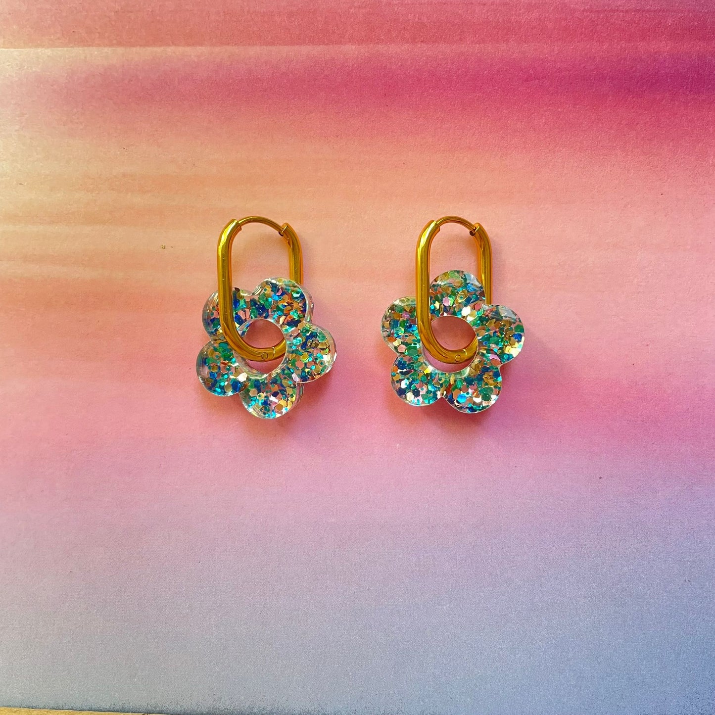 bijoux boucles d'oreilles créoles acier inoxydable ronde ovales rectangle doré argenté charm pampille fleur resine paillettes bleu brillant violet multicolore pastel vert jaune noir blanc nacré rose turquoise fuchsia orange sirène rouge néon