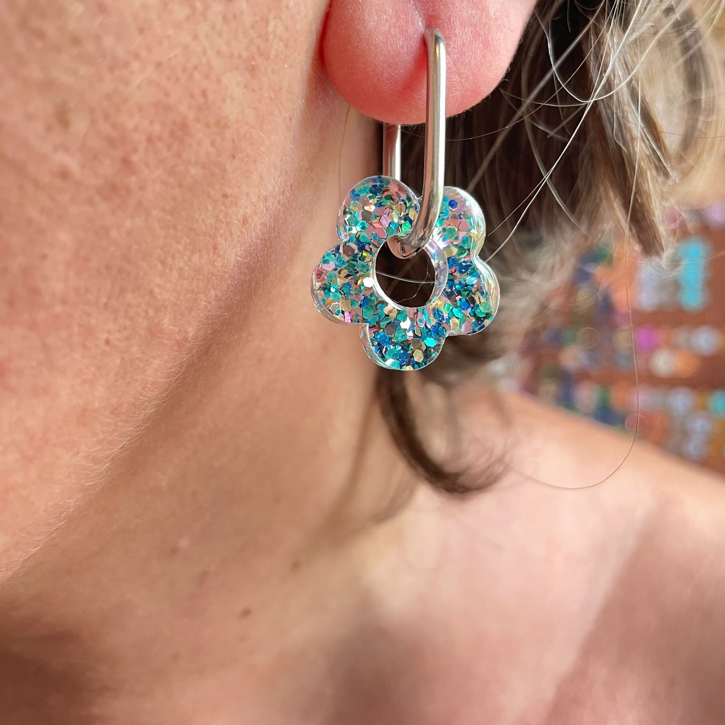 bijoux boucles d'oreilles créoles acier inoxydable ronde ovales rectangle doré argenté charm pampille fleur resine paillettes bleu brillant violet multicolore pastel vert jaune noir blanc nacré rose turquoise fuchsia orange sirène rouge néon