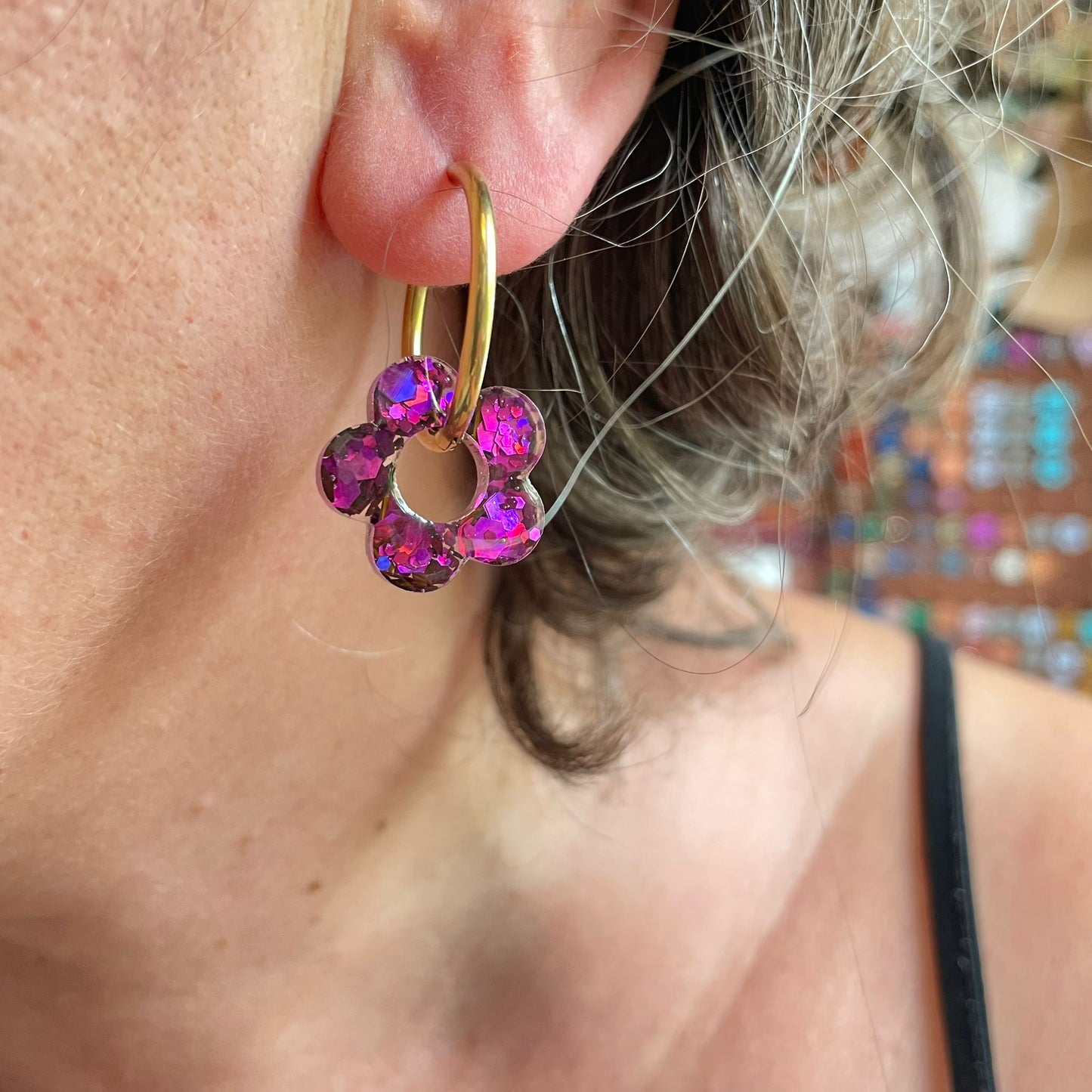 bijoux boucles d'oreilles créoles acier inoxydable ronde ovales rectangle doré argenté charm pampille fleur resine paillettes bleu brillant violet multicolore pastel vert jaune noir blanc nacré rose turquoise fuchsia orange sirène rouge néon