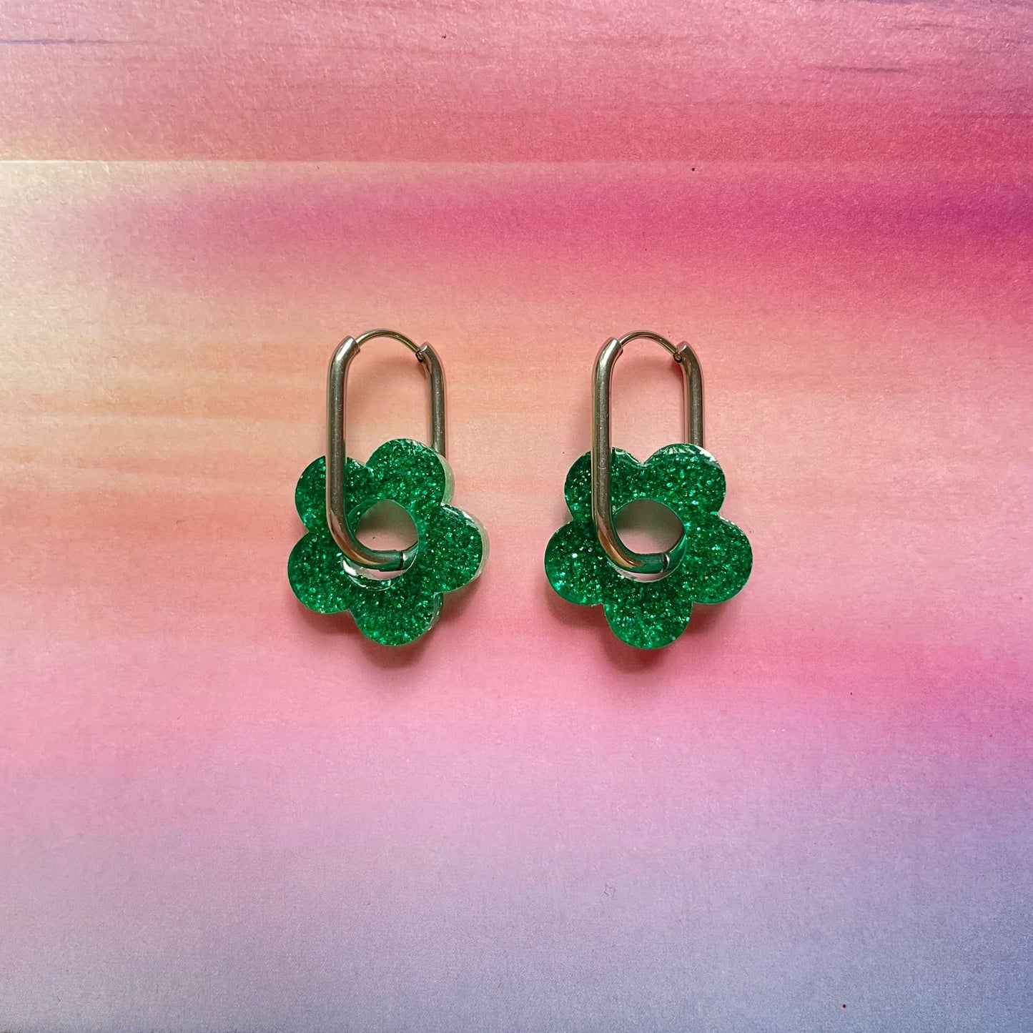 bijoux boucles d'oreilles créoles acier inoxydable ronde ovales rectangle doré argenté charm pampille fleur resine paillettes bleu brillant violet multicolore pastel vert jaune noir blanc nacré rose turquoise fuchsia orange sirène rouge néon BLOSSOM