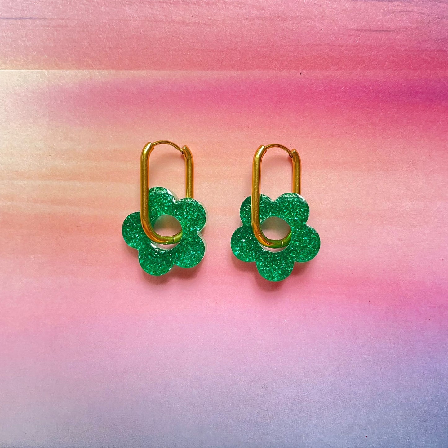 bijoux boucles d'oreilles créoles acier inoxydable ronde ovales rectangle doré argenté charm pampille fleur resine paillettes bleu brillant violet multicolore pastel vert jaune noir blanc nacré rose turquoise fuchsia orange sirène rouge néon BLOSSOM