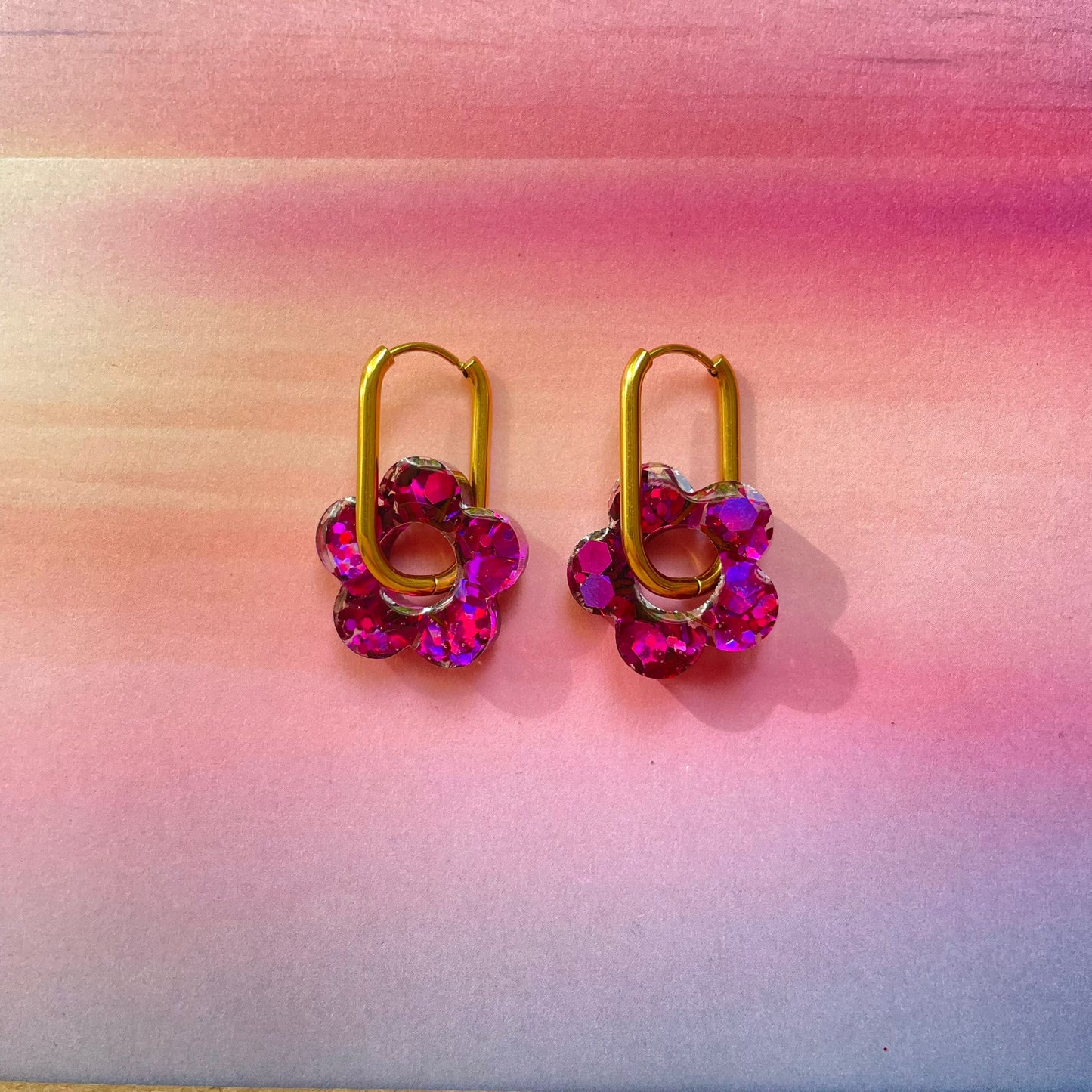 bijoux boucles d'oreilles créoles acier inoxydable ronde ovales rectangle doré argenté charm pampille fleur resine paillettes bleu brillant violet multicolore pastel vert jaune noir blanc nacré rose turquoise fuchsia orange sirène rouge néon