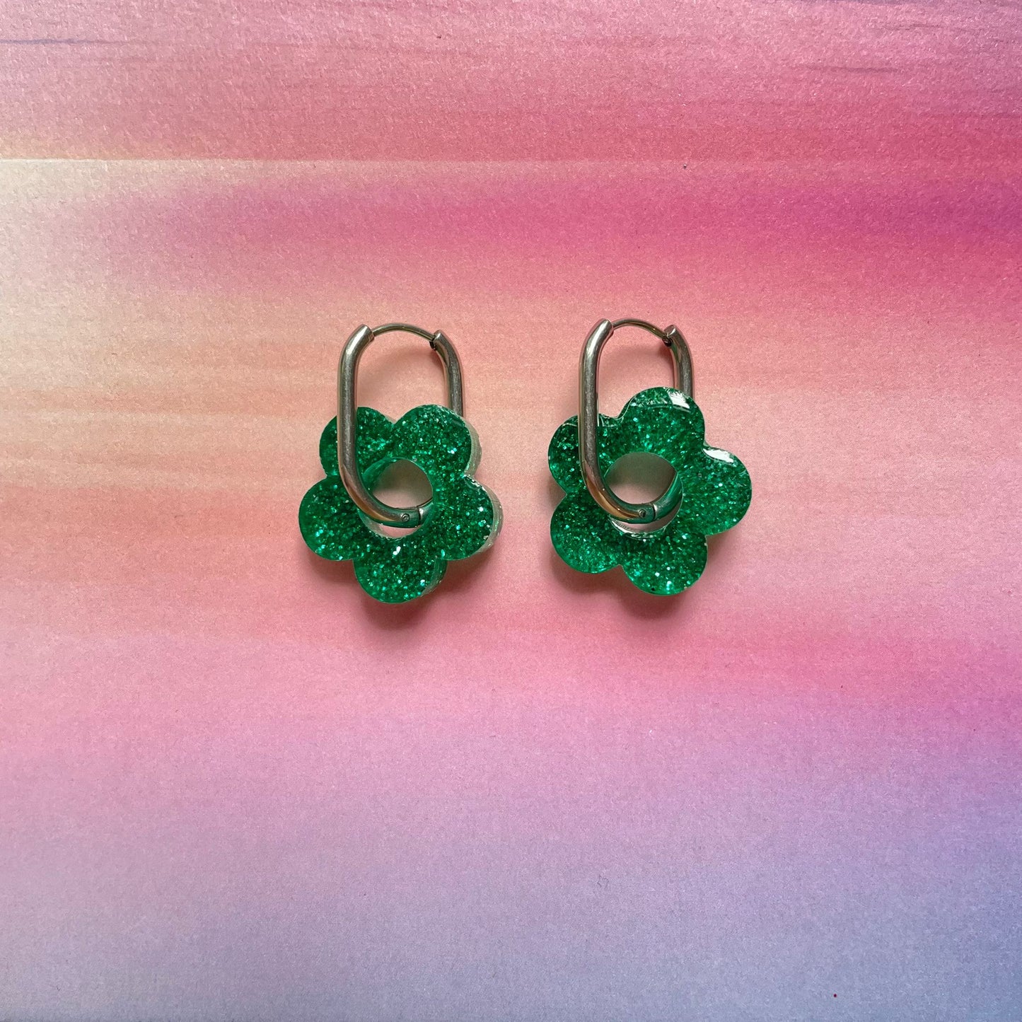 bijoux boucles d'oreilles créoles acier inoxydable ronde ovales rectangle doré argenté charm pampille fleur resine paillettes bleu brillant violet multicolore pastel vert jaune noir blanc nacré rose turquoise fuchsia orange sirène rouge néon BLOSSOM