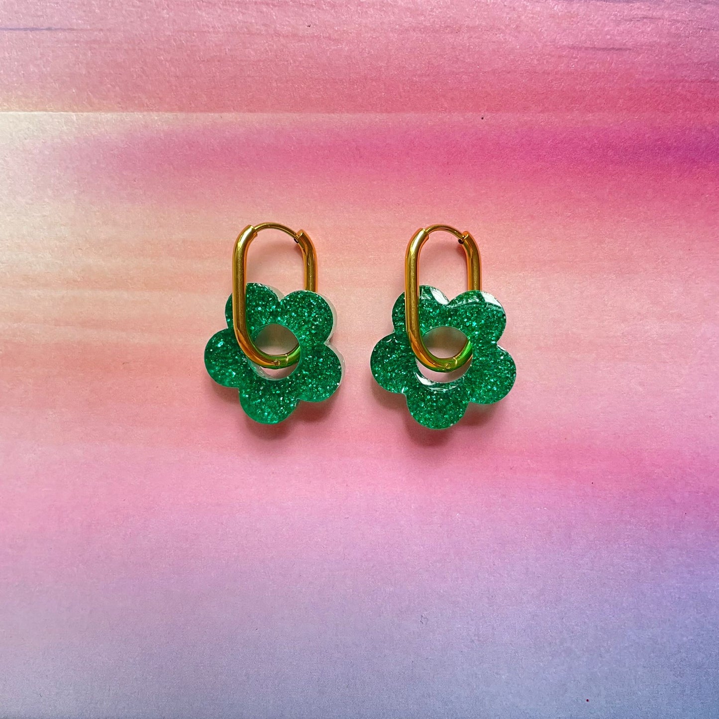bijoux boucles d'oreilles créoles acier inoxydable ronde ovales rectangle doré argenté charm pampille fleur resine paillettes bleu brillant violet multicolore pastel vert jaune noir blanc nacré rose turquoise fuchsia orange sirène rouge néon BLOSSOM