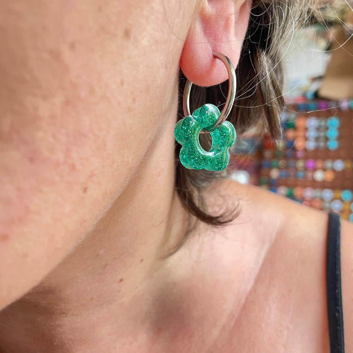 bijoux boucles d'oreilles créoles acier inoxydable ronde ovales rectangle doré argenté charm pampille fleur resine paillettes bleu brillant violet multicolore pastel vert jaune noir blanc nacré rose turquoise fuchsia orange sirène rouge néon BLOSSOM