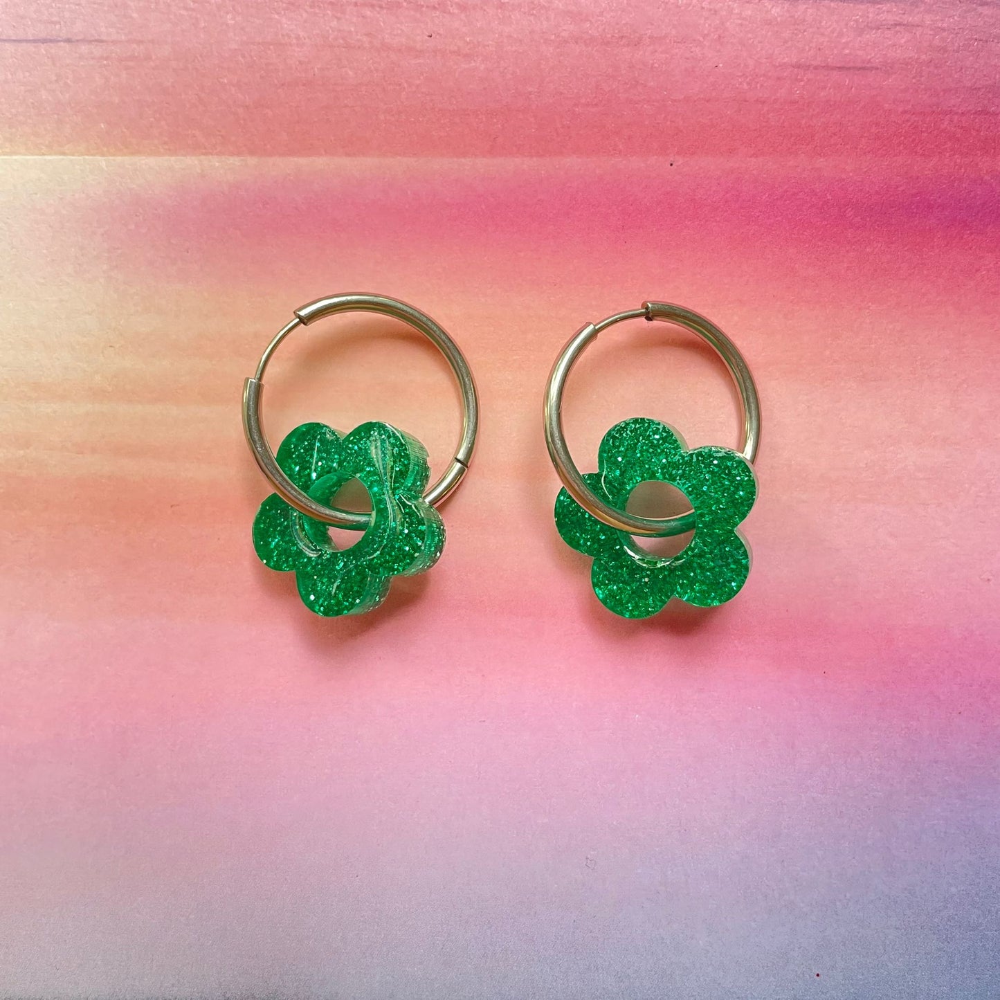 bijoux boucles d'oreilles créoles acier inoxydable ronde ovales rectangle doré argenté charm pampille fleur resine paillettes bleu brillant violet multicolore pastel vert jaune noir blanc nacré rose turquoise fuchsia orange sirène rouge néon BLOSSOM