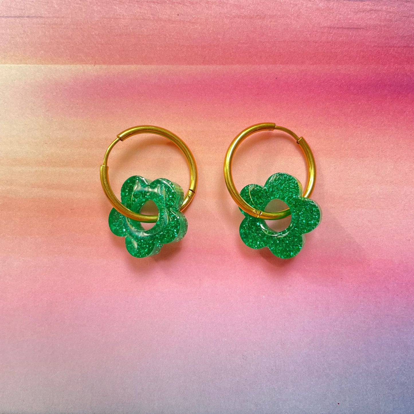 bijoux boucles d'oreilles créoles acier inoxydable ronde ovales rectangle doré argenté charm pampille fleur resine paillettes bleu brillant violet multicolore pastel vert jaune noir blanc nacré rose turquoise fuchsia orange sirène rouge néon BLOSSOM