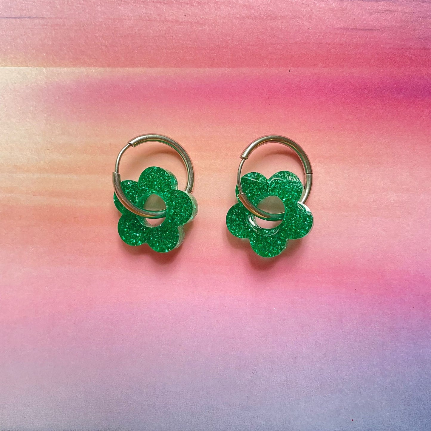 bijoux boucles d'oreilles créoles acier inoxydable ronde ovales rectangle doré argenté charm pampille fleur resine paillettes bleu brillant violet multicolore pastel vert jaune noir blanc nacré rose turquoise fuchsia orange sirène rouge néon BLOSSOM