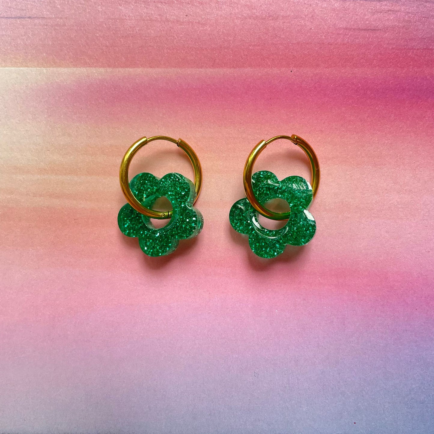 bijoux boucles d'oreilles créoles acier inoxydable ronde ovales rectangle doré argenté charm pampille fleur resine paillettes bleu brillant violet multicolore pastel vert jaune noir blanc nacré rose turquoise fuchsia orange sirène rouge néon BLOSSOM