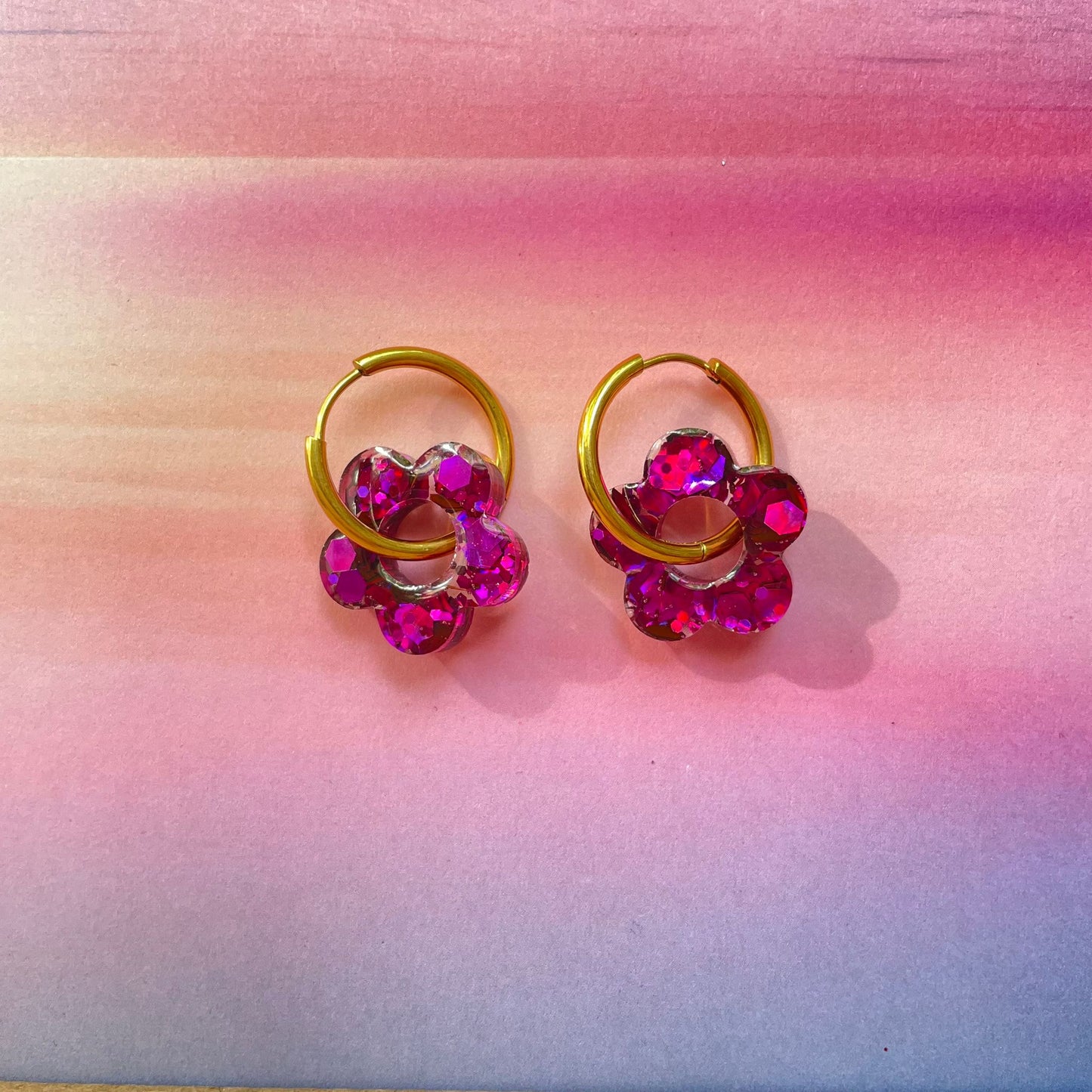 bijoux boucles d'oreilles créoles acier inoxydable ronde ovales rectangle doré argenté charm pampille fleur resine paillettes bleu brillant violet multicolore pastel vert jaune noir blanc nacré rose turquoise fuchsia orange sirène rouge néon