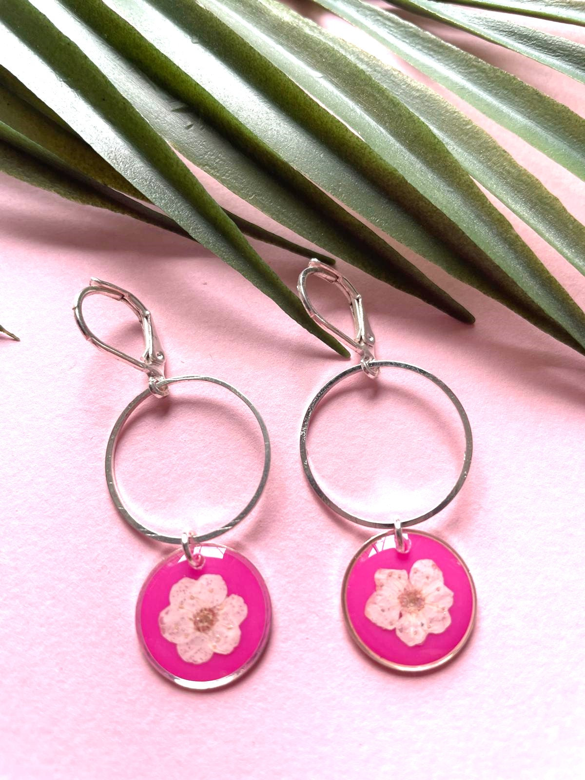 boucles d'oreilles argent acier inoxydable dormeuses spirée rond fond rose transparent fleur séchée créateur fait main blanc fushia