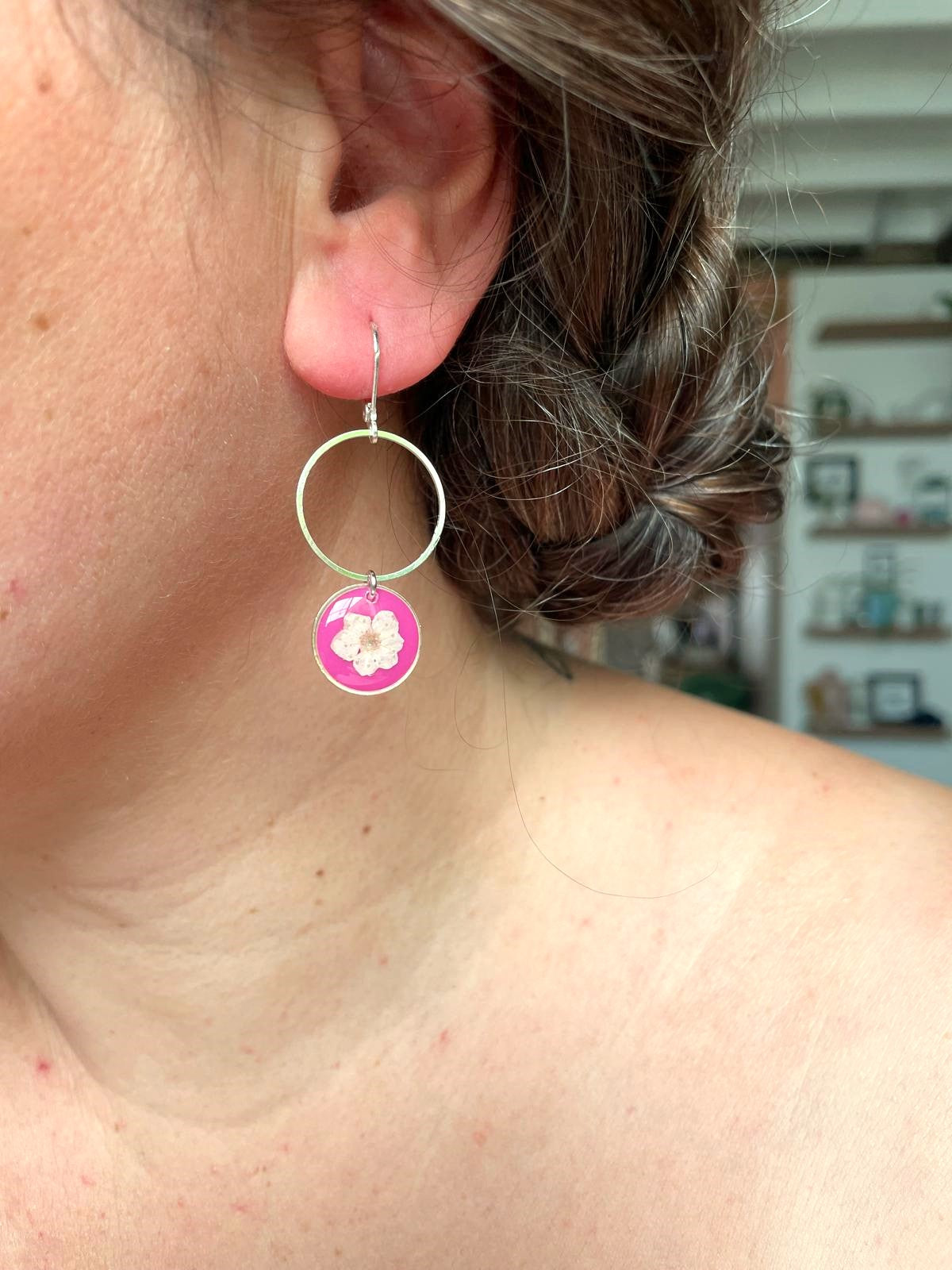 boucles d'oreilles argent acier inoxydable dormeuses spirée rond fond rose transparent fleur séchée créateur fait main blanc fushia