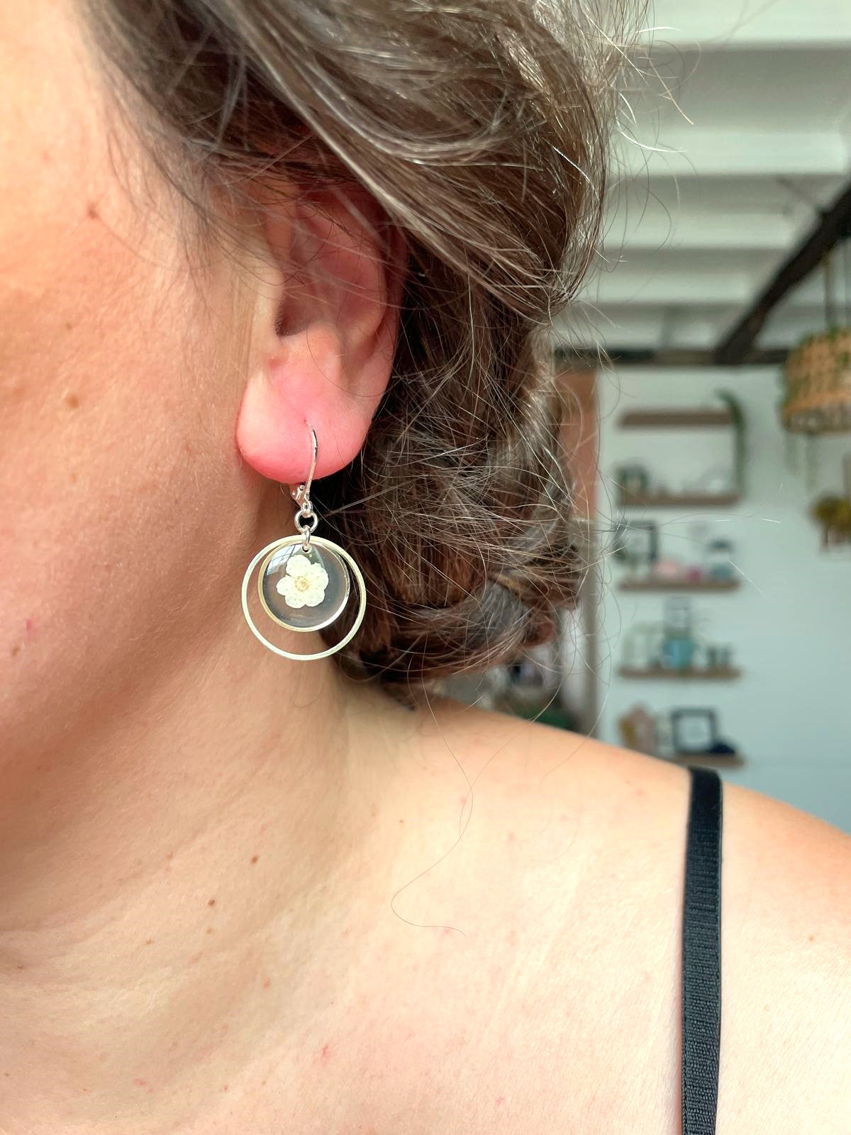 boucles d'oreilles argent acier inoxydable dormeuses spirée rond fond rose transparent fleur séchée créateur fait main blanc fushia