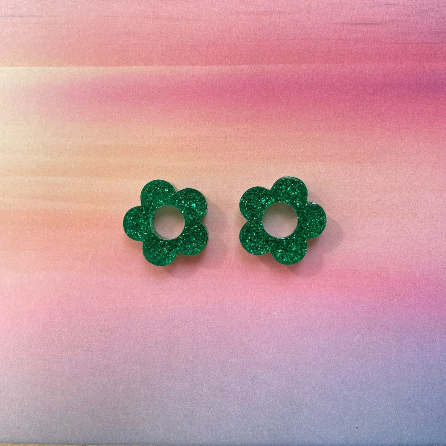 bijoux boucles d'oreilles créoles acier inoxydable ronde ovales rectangle doré argenté charm pampille fleur resine paillettes bleu brillant violet multicolore pastel vert jaune noir blanc nacré rose turquoise fuchsia orange sirène rouge néon BLOSSOM