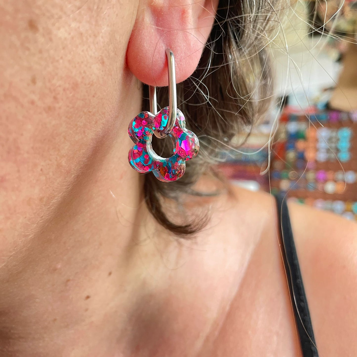 bijoux boucles d'oreilles créoles acier inoxydable ronde ovales rectangle doré argenté charm pampille fleur resine paillettes bleu brillant violet multicolore pastel vert jaune noir blanc nacré rose turquoise fuchsia orange sirène rouge néon BLOSSOM