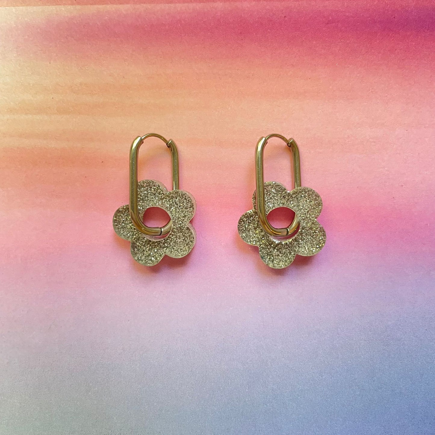 bijoux boucles d'oreilles créoles acier inoxydable ronde ovales rectangle doré argenté charm pampille fleur resine paillettes bleu brillant violet multicolore pastel vert jaune noir blanc nacré rose turquoise fuchsia orange sirène rouge néon