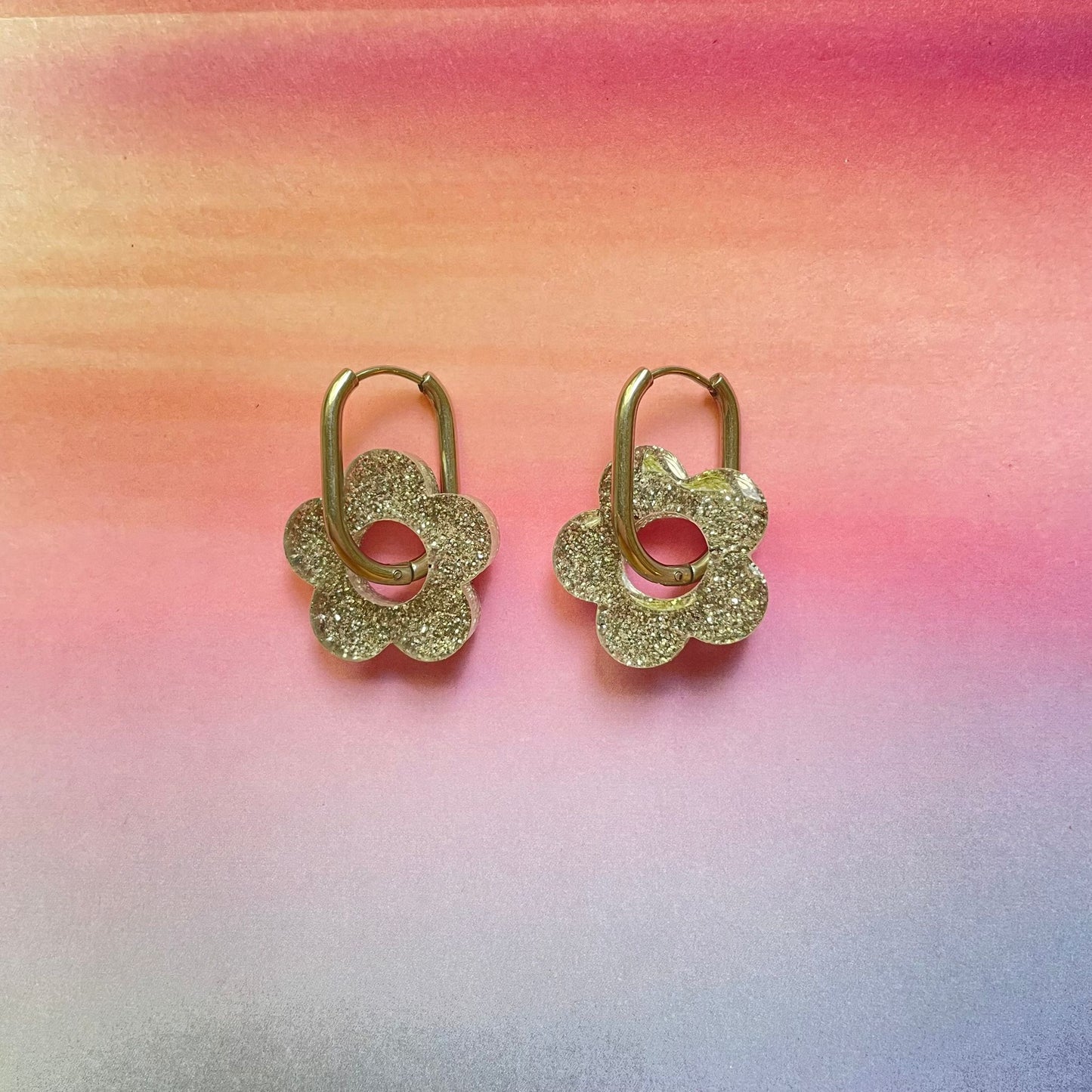 bijoux boucles d'oreilles créoles acier inoxydable ronde ovales rectangle doré argenté charm pampille fleur resine paillettes bleu brillant violet multicolore pastel vert jaune noir blanc nacré rose turquoise fuchsia orange sirène rouge néon blossom