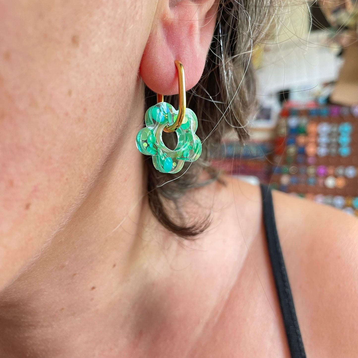 bijoux boucles d'oreilles créoles acier inoxydable ronde ovales rectangle doré argenté charm pampille fleur resine paillettes bleu brillant violet multicolore pastel vert jaune noir blanc nacré rose turquoise fuchsia orange sirène rouge néon