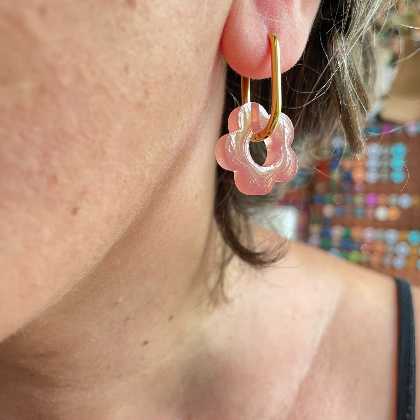bijoux boucles d'oreilles créoles acier inoxydable ronde ovales rectangle doré argenté charm pampille fleur resine paillettes bleu brillant violet multicolore pastel vert jaune noir blanc nacré rose turquoise fuchsia orange sirène rouge néon