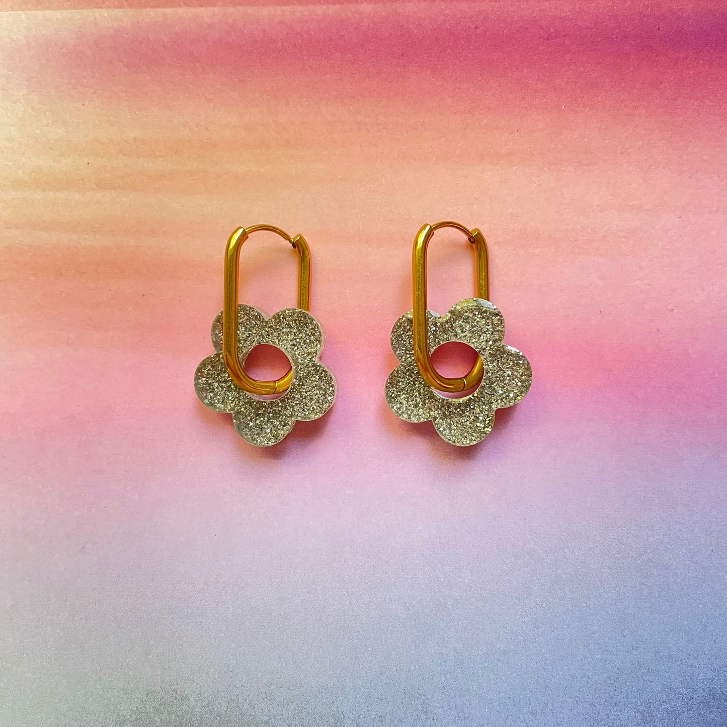 bijoux boucles d'oreilles créoles acier inoxydable ronde ovales rectangle doré argenté charm pampille fleur resine paillettes bleu brillant violet multicolore pastel vert jaune noir blanc nacré rose turquoise fuchsia orange sirène rouge néon blossom