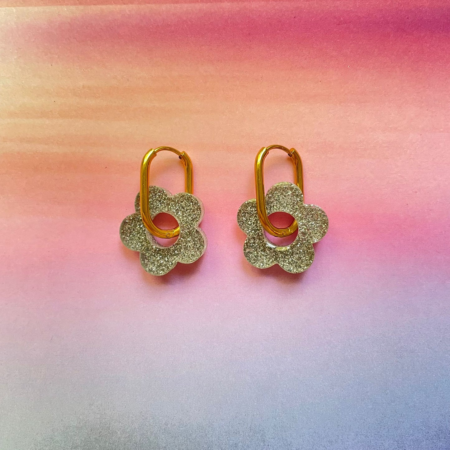 bijoux boucles d'oreilles créoles acier inoxydable ronde ovales rectangle doré argenté charm pampille fleur resine paillettes bleu brillant violet multicolore pastel vert jaune noir blanc nacré rose turquoise fuchsia orange sirène rouge néon blossom