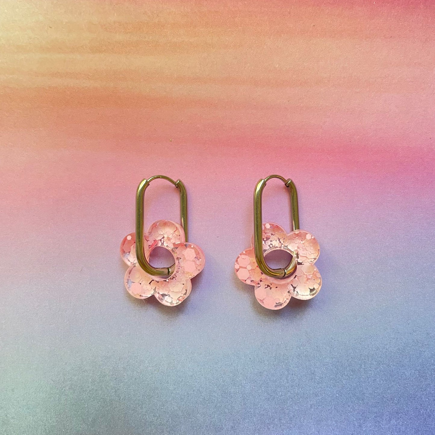 bijoux boucles d'oreilles créoles acier inoxydable ronde ovales rectangle doré argenté charm pampille fleur resine paillettes bleu brillant violet multicolore pastel vert jaune noir blanc nacré rose turquoise fuchsia orange sirène rouge néon BLOSSOM