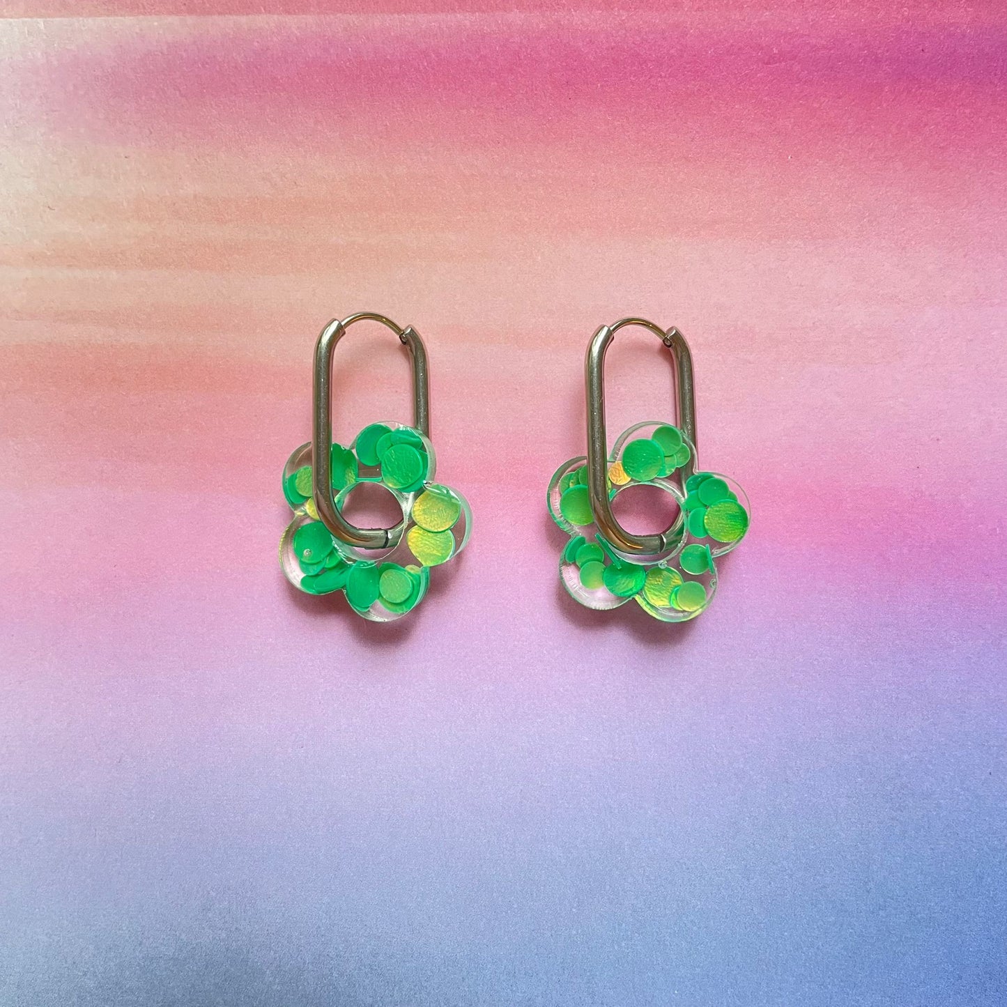 bijoux boucles d'oreilles créoles acier inoxydable ronde ovales rectangle doré argenté charm pampille fleur resine paillettes bleu brillant violet multicolore pastel vert jaune noir blanc nacré rose turquoise fuchsia orange sirène rouge néon
