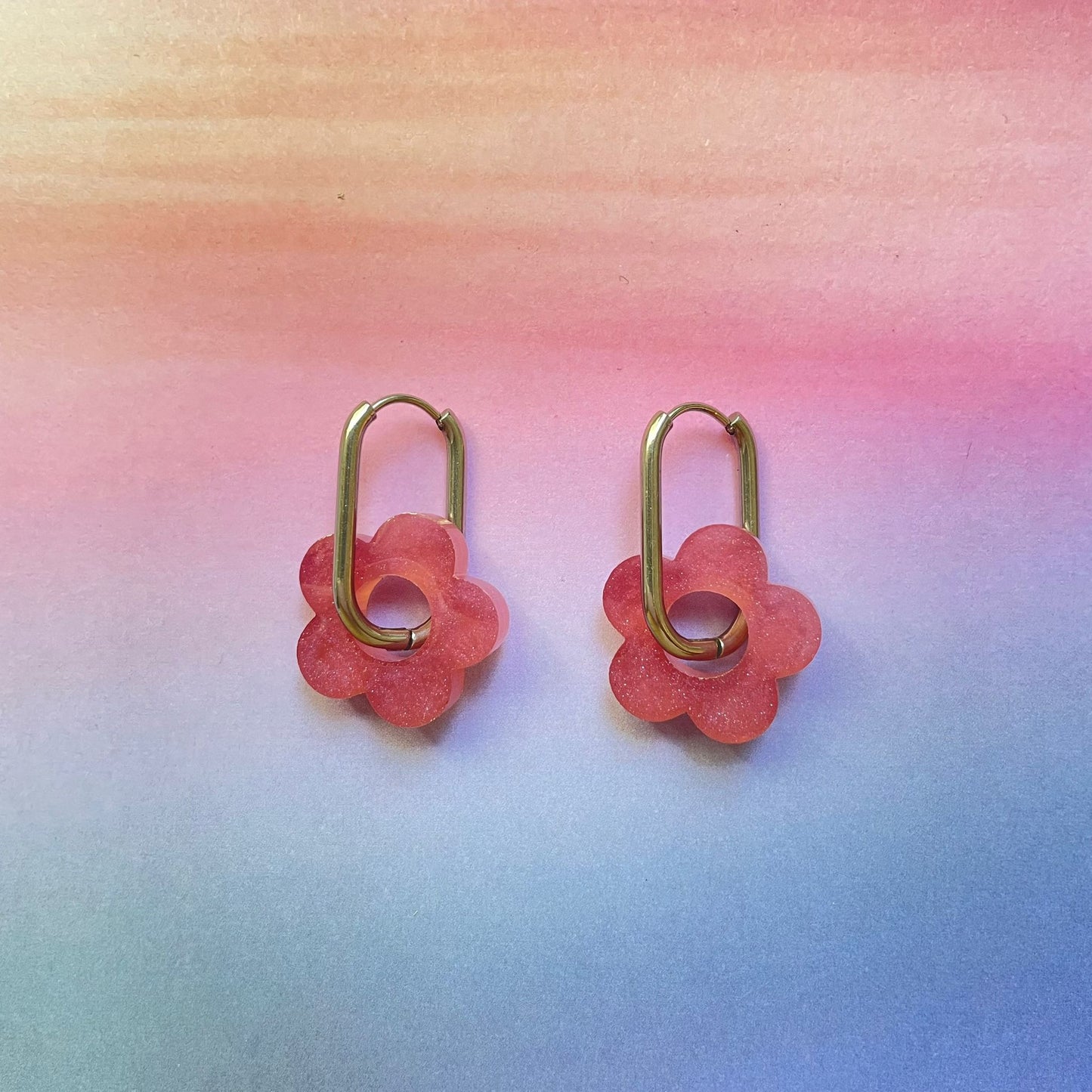 bijoux boucles d'oreilles créoles acier inoxydable ronde ovales rectangle doré argenté charm pampille fleur resine paillettes bleu brillant violet multicolore pastel vert jaune noir blanc nacré rose turquoise fuchsia orange sirène rouge néon